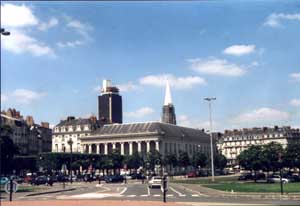 Un lourd en arriére plan. Elle est loin de ressembler à un clocher.